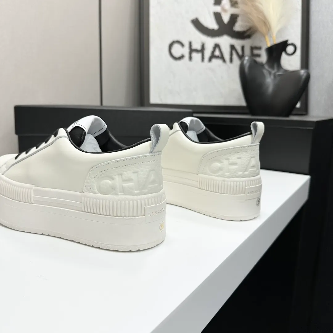 👟👟Ex-factory price 560👟👟Chanel Panda Shoes! 2025 counter's top casual sports shoes. This classic design; the upper is electro-embroidered with a variety of techniques; the outsole is fashionable and sporty; the unusual inclusion of a variety of color matching elements... The diversified mix and match is very good-looking and versatile, and can be used for leisure, fashion, sports, and outdoor... ꫛꫀꪝ Go➫ Materials: ❶Upper made of: original imported first-layer silk cowhide + original waterproof cloth + original first-layer cowhide ❷Inner lining: Breathable mesh ❸ Outsole based on: original TPU combination outsole, full set of boutique packaging for women 35–41